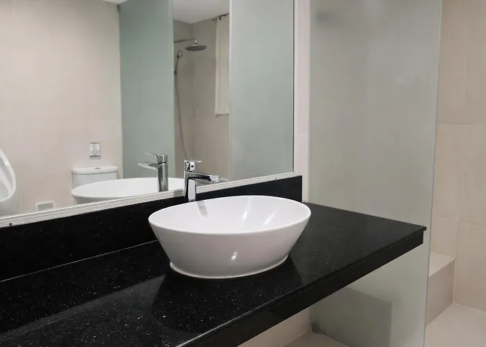 Big 3 Bedroom In Makati Cbd With Parking Apartment *