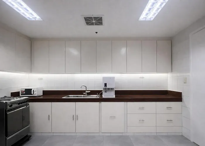 Big 3 Bedroom In Makati Cbd With Parking Apartment *